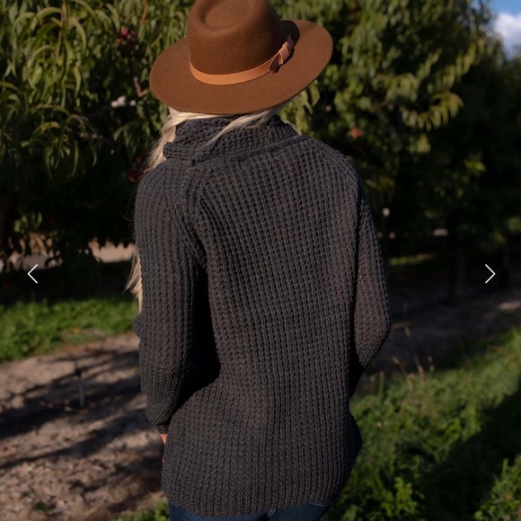 32 ✨RESTOCKED✨Fabulous Asymmetrical Boho Sweater - Picture 6 of 7